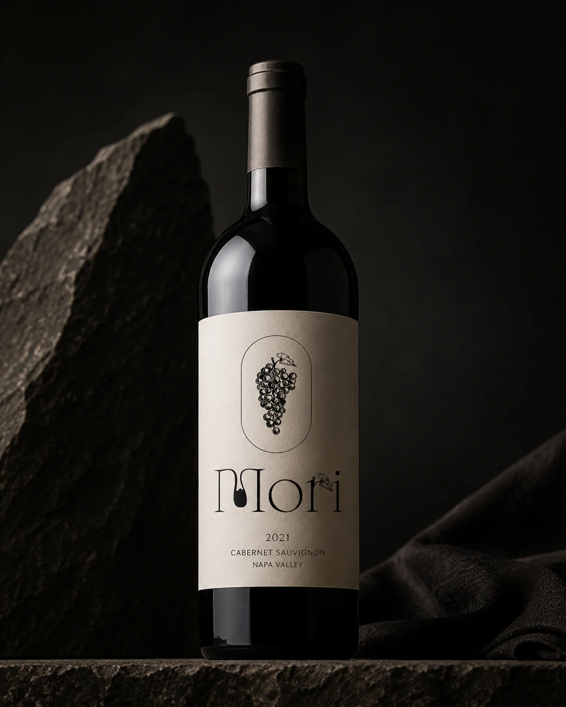 Etichetta Mori applicata a una bottiglia di vino.